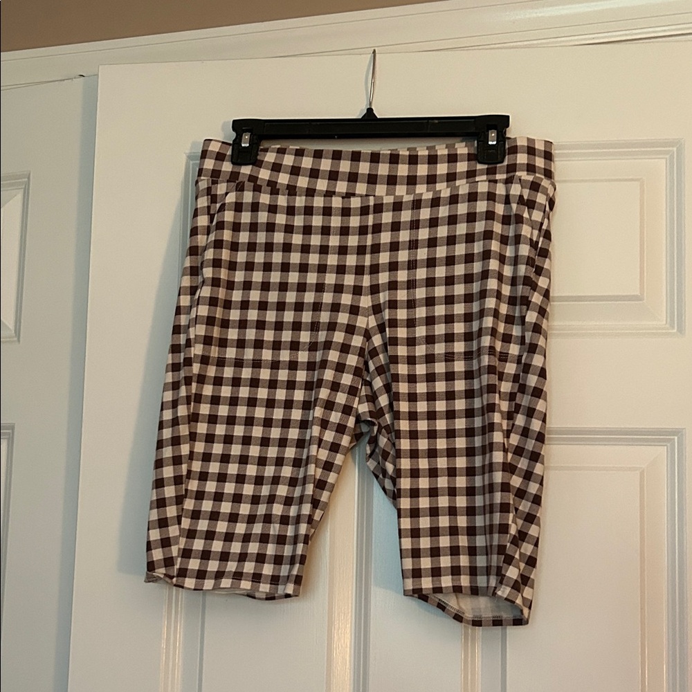 Torrid (1) brown and white checkered bike shorts with pockets